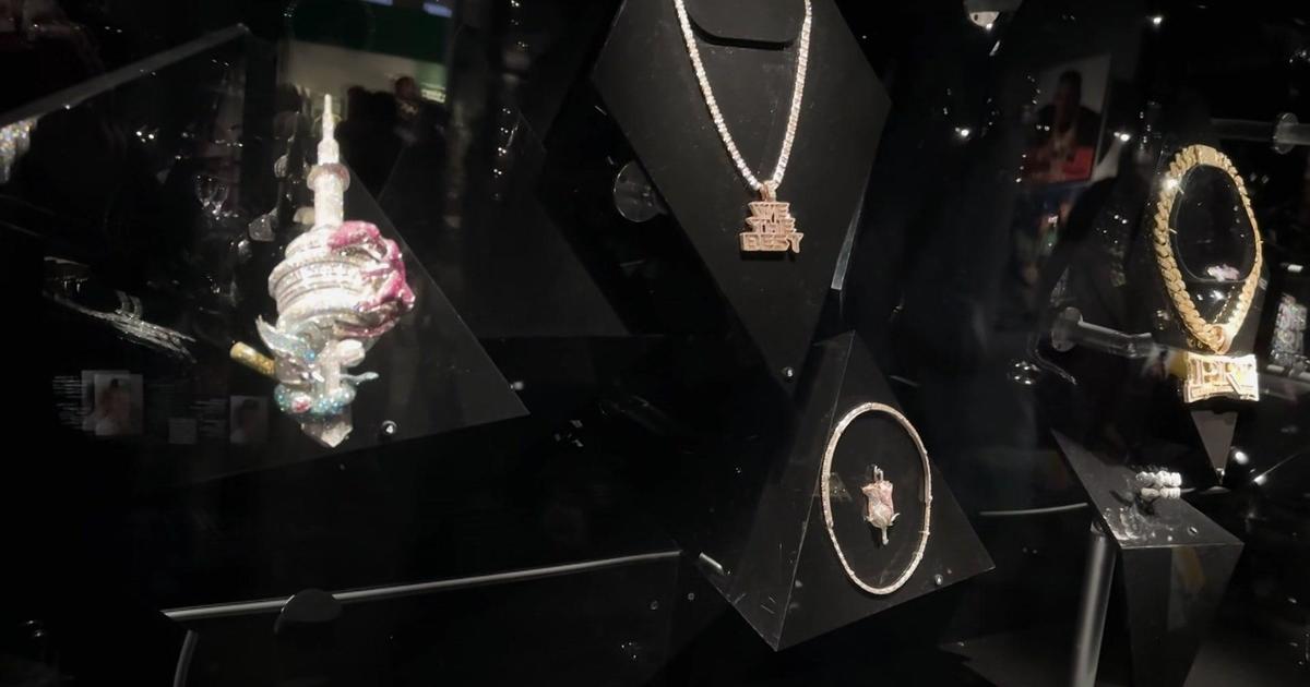 Jewelry worn by hip-hop legends now on display at NYC museum. Here's ...