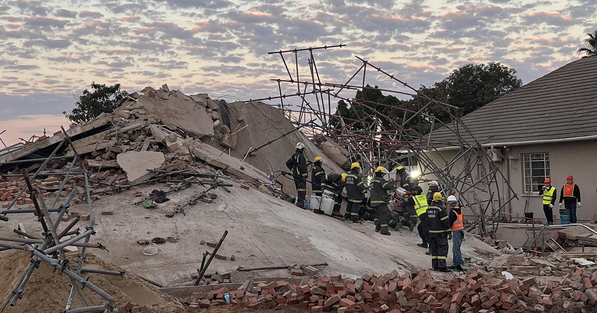 Кейптаун, Южна Африка — Спасителни екипи, които издирват десетки строителни