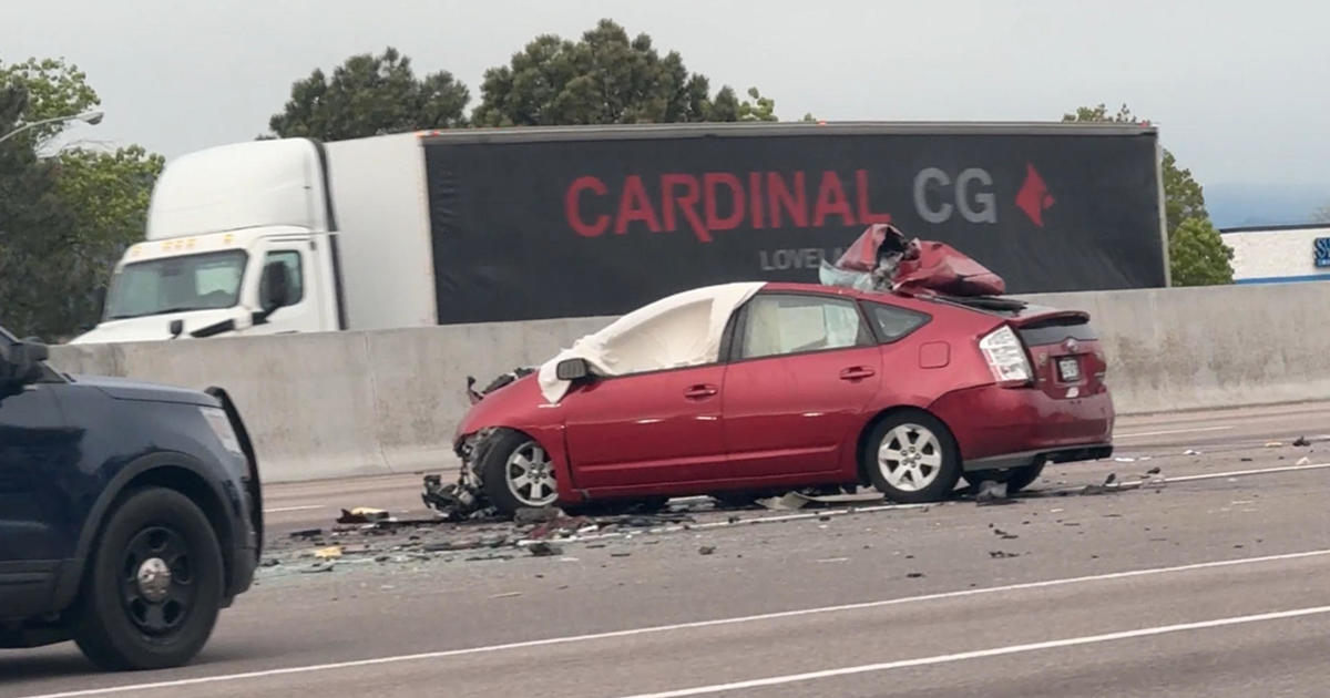 1 dead after 2-vehicle crash on Interstate 70 between Chambers Road and Pena Boulevard – CBS News
