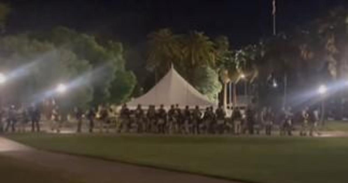 Полицията използва сълзотворен газ, за ​​да разпръсне протестиращите в кампуса на Университета на Аризона в Тусон