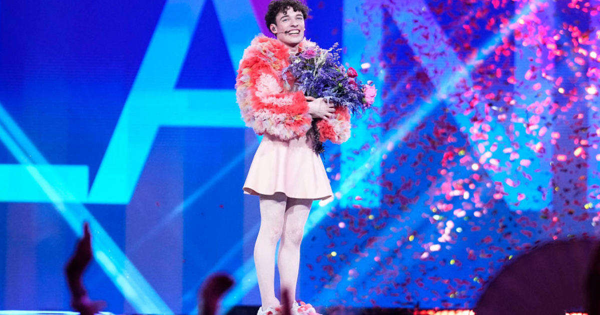 Penyanyi Swiss Nemo memenangkan Kontes Lagu Eurovision, yang memicu kontroversi luas