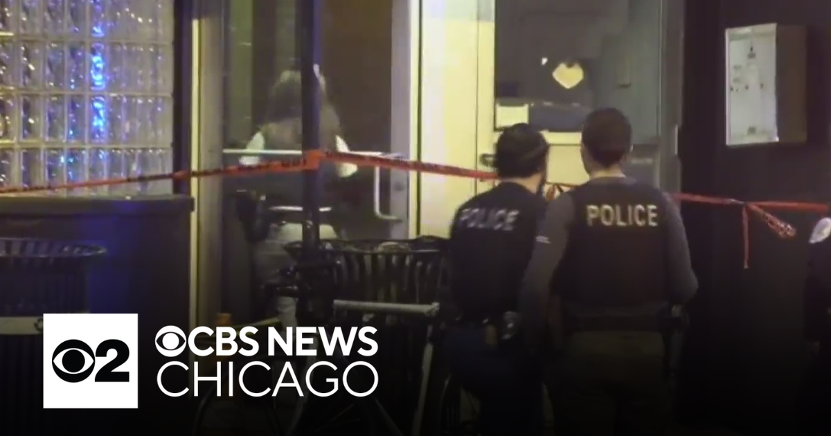 Man shot while trying to stop robbery outside Wicker Park café - CBS ...