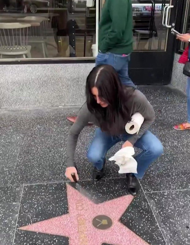 Courteney-cox-cleaning-her-star.jpg