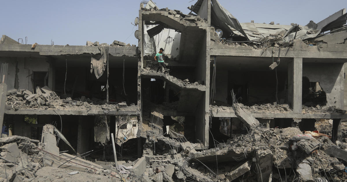 アメリカ特使の地域訪問中にガザ中心部での空爆で少なくとも27人が死亡