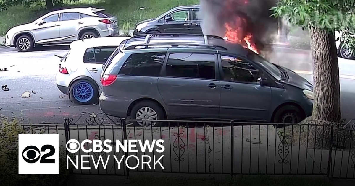 Search for driver seen fleeing deadly crash in Queens - CBS New York