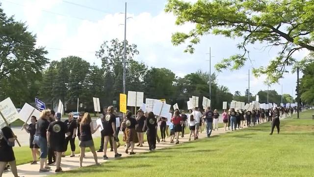 teachers-picket-for-better-pay.jpg 