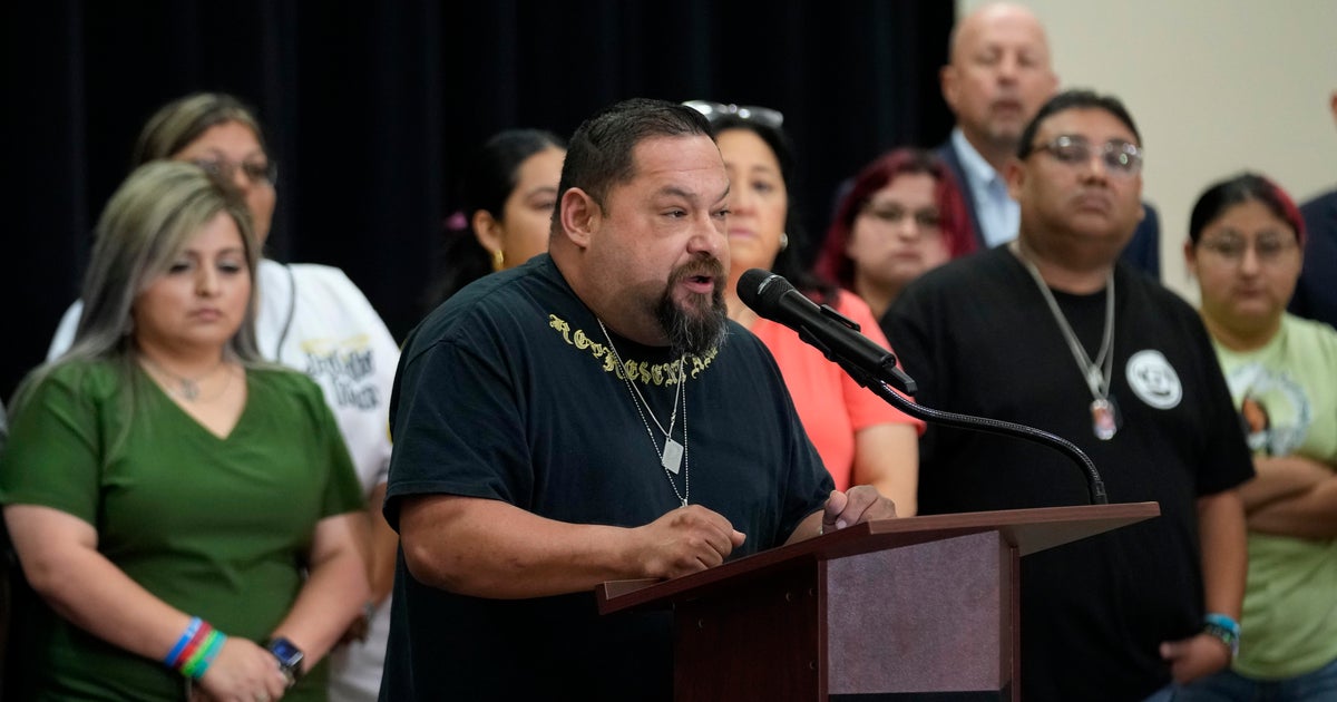 Les familles des victimes de la fusillade à l’école d’Uvalde annoncent un règlement de 2 millions de dollars avec la ville du Texas et de nouvelles poursuites Les familles des victimes de la fusillade à l’école d’Uvalde annoncent un règlement de 2 millions de dollars avec la ville du Texas et de nouvelles poursuites