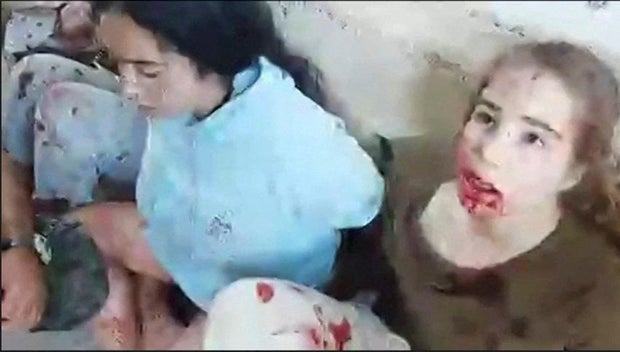 Mulheres reféns que são soldados israelenses Liri Albag e Agam Berger sentam-se no chão com as mãos amarradas durante a captura por militantes de Gaza na base militar de Nahal Oz, no sul de Israel, em 7 de outubro.