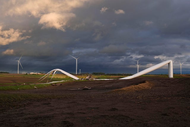 wind turbine damaged Iowa tornado 