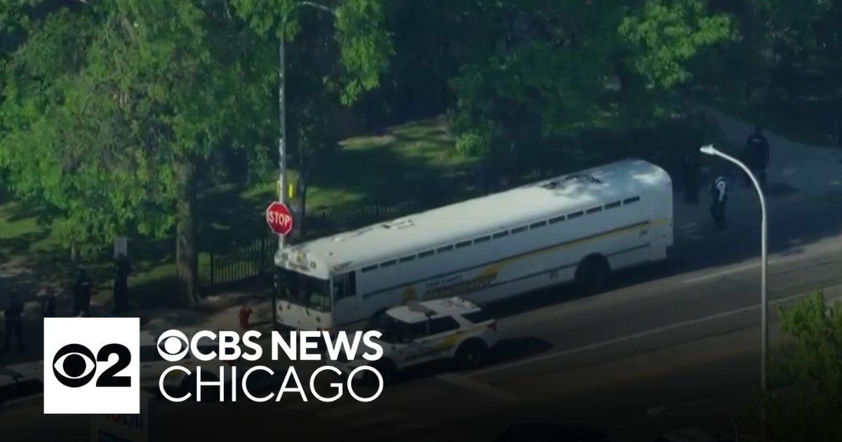 Chicago Police respond to broken-down Cook County prisoners' bus - CBS ...