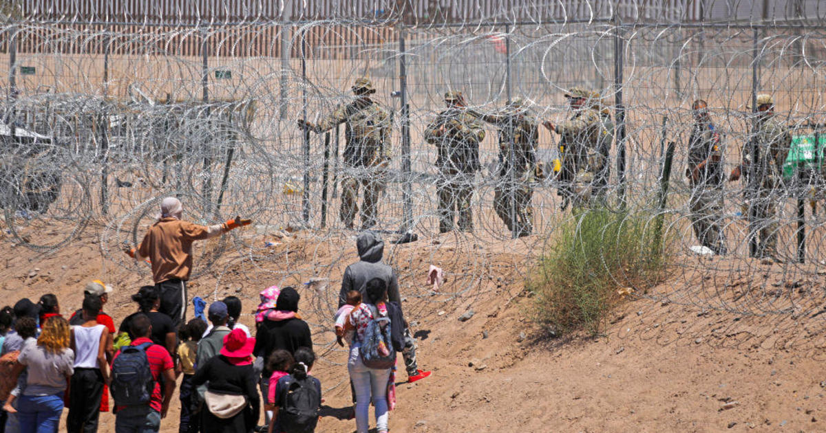 Мигрантите, пресичащи границата между САЩ и Мексико, са се сринали с 54% от рекордните стойности, показват вътрешни данни