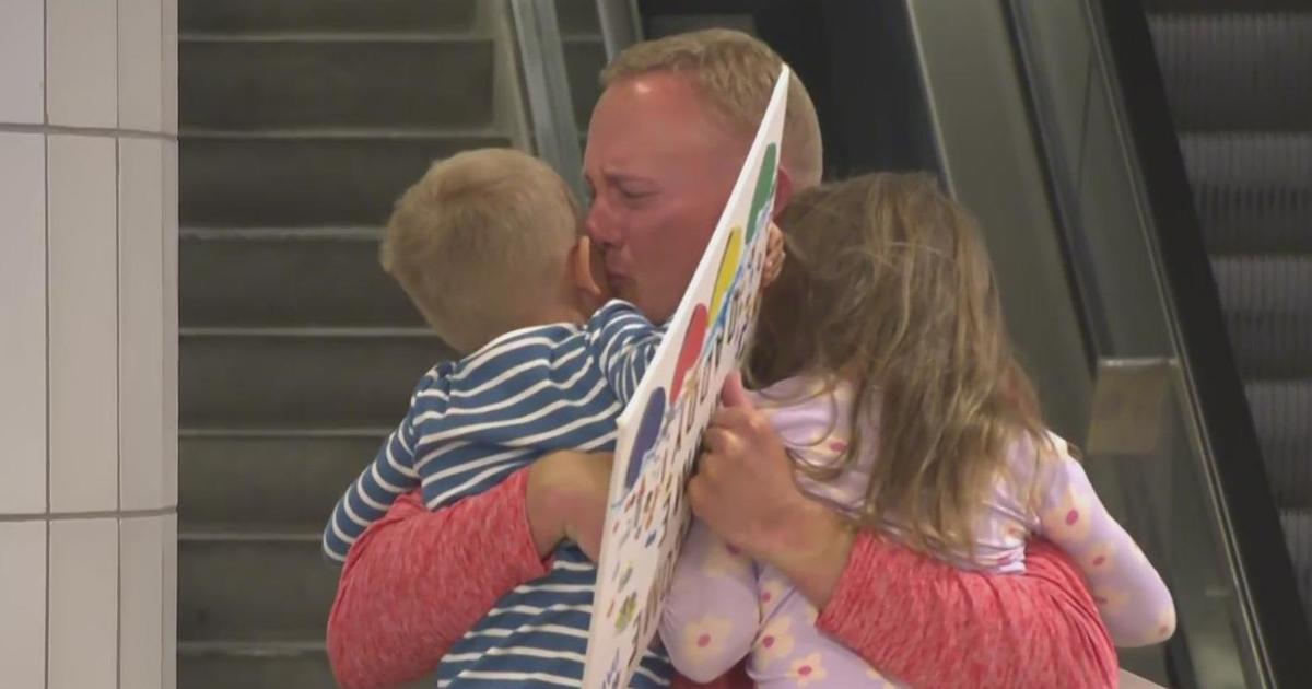 Мъж от Пенсилвания, арестуван в Търкс и Кайкос за амуниции, открити в чанта, прегръща деца на летището след завръщане в САЩ