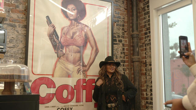pam-grier-with-coffy-poster-1920.jpg 