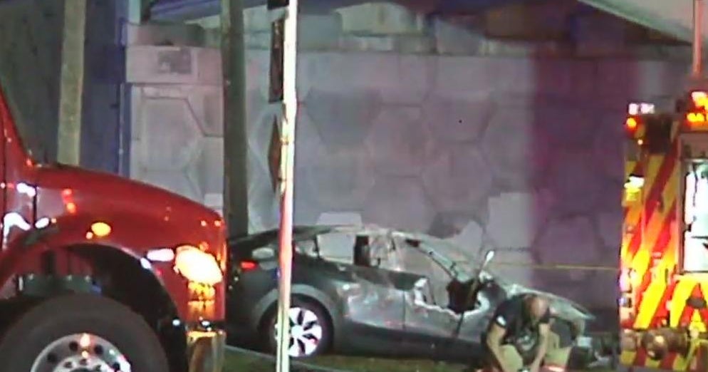 Man dies after Tesla crashes, bursts into flames in Weston - CBS Miami