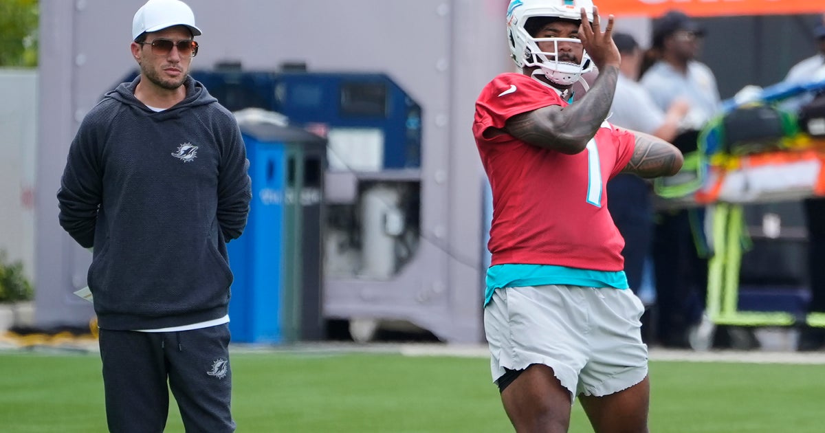 Dolphins’ Tagovailoa says McDaniel built him up after Flores tore him down Dolphins’ Tagovailoa says McDaniel built him up after Flores tore him down