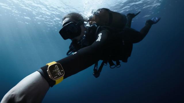Scuba diver wearing Apple Watch 