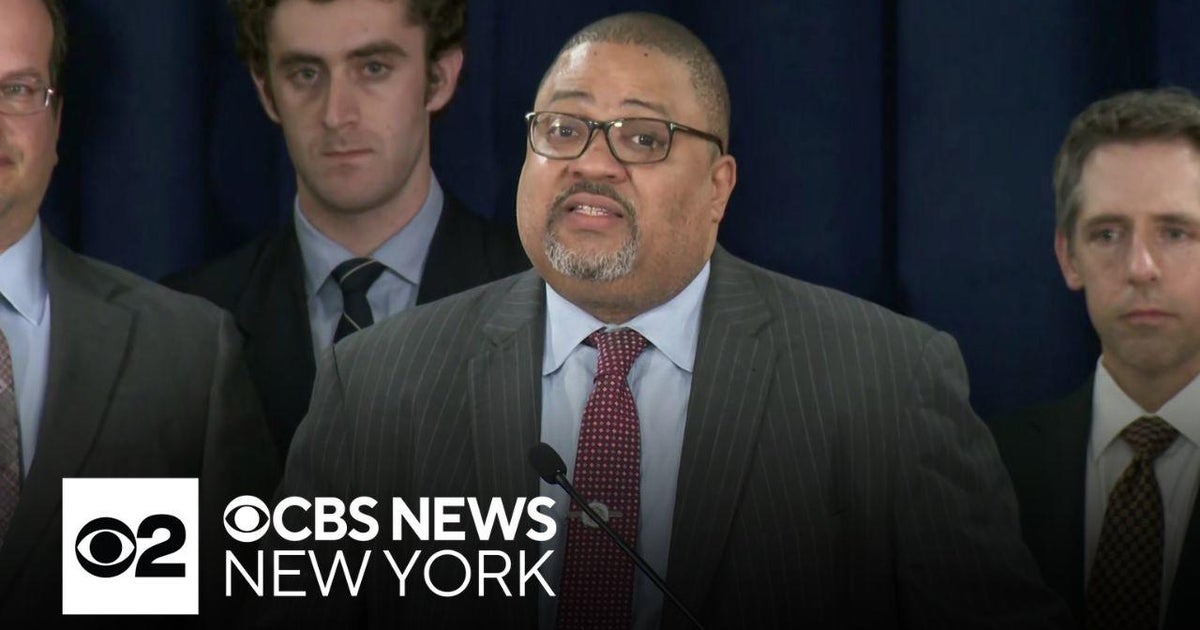 Manhattan DA Alvin Bragg reacts to Trump guilty verdict - CBS New York