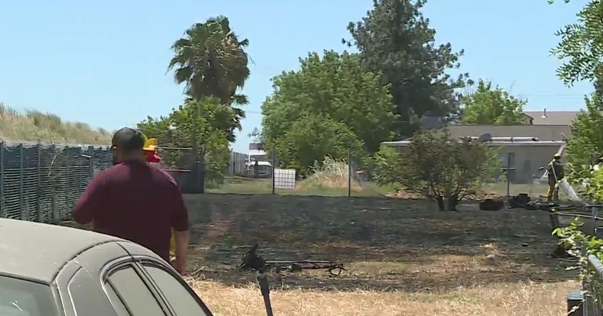 Grass fire gets dangerously close to homes in Sacramento