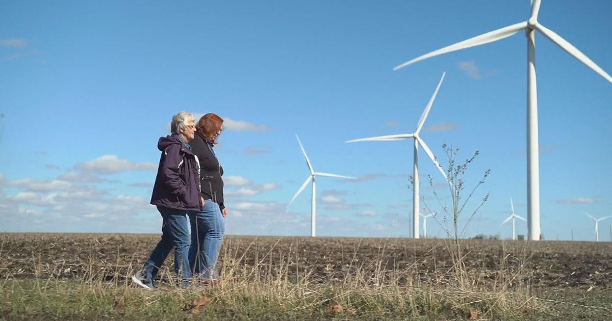 Фермер от Айова имаше дълг от 350 000 долара. Вятърните турбини й помагат да се измъкне.