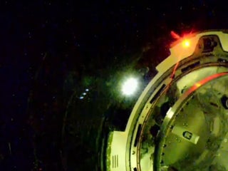 信頼も高い Boeing's Starliner station space with docks successfully ジャケット・アウター