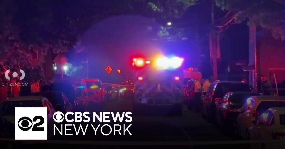 2 dead in suspected murder-suicide in Queens - CBS New York