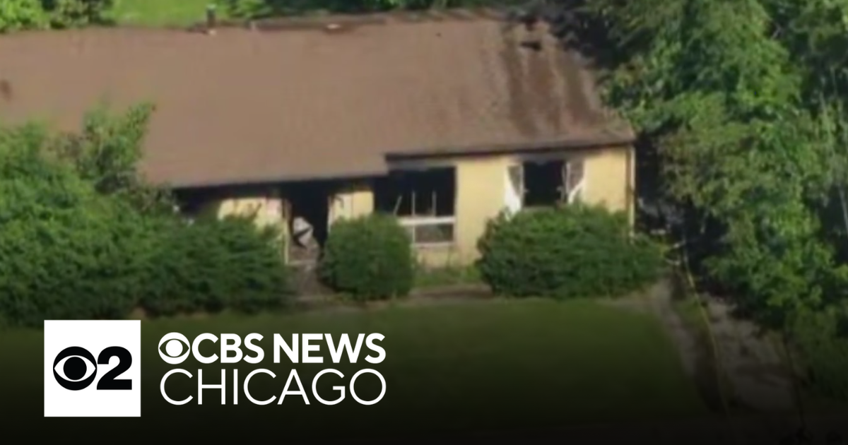 Fire rips through house in south Chicago suburbs - CBS Chicago