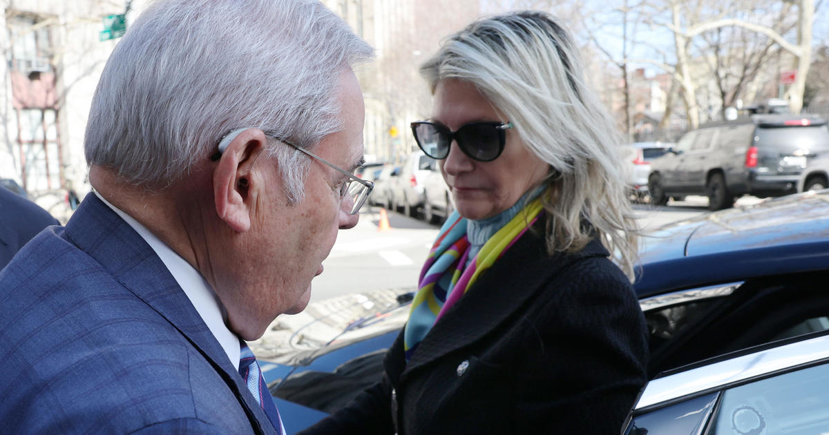 Menendez's strategy of blaming wife in bribery trial may have pitfalls