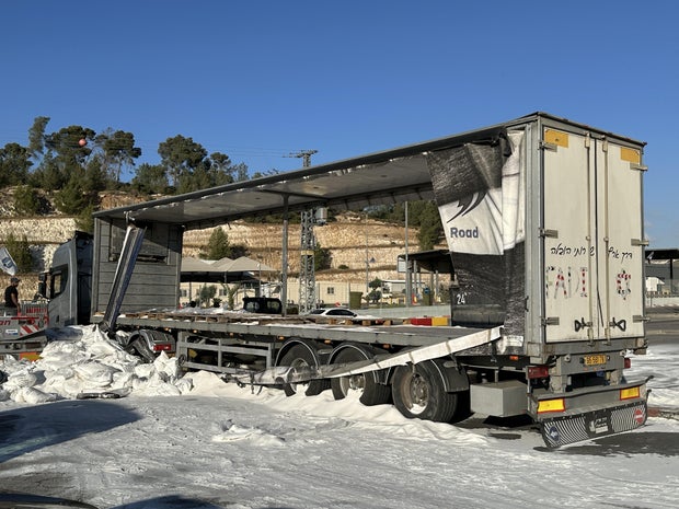 Suprimentos de ajuda humanitária despejados por colonos judeus perto de um posto de controle militar em Hebron, Cisjordânia, em 13 de maio de 2024.