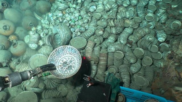 南海西北陆坡一号、二号沉船遗址提取文物900余件（套）（3） 