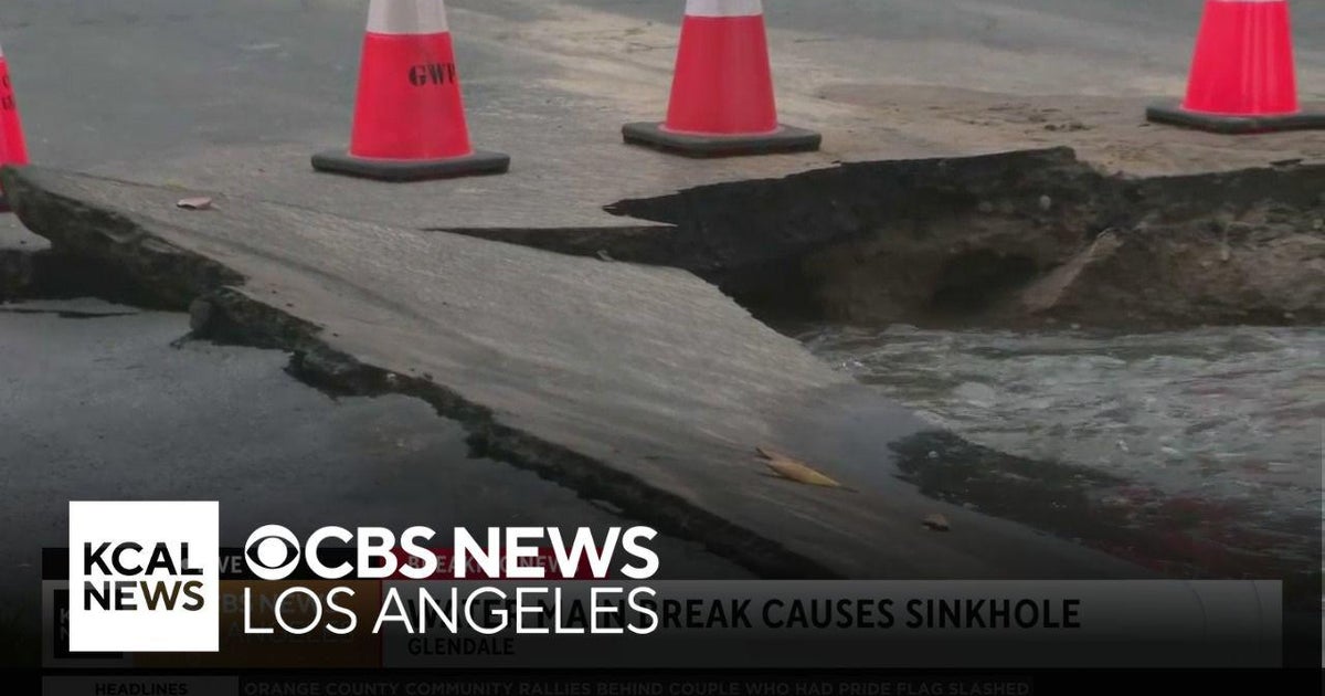 Water main break causes sinkhole in Glendale - CBS Los Angeles