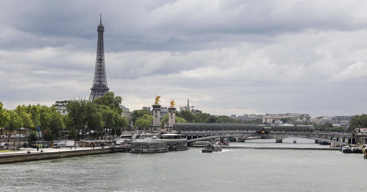 Парижани заплашват да акат в река Сена, за да протестират срещу замърсяването на канализацията преди Летните олимпийски игри в Париж през 2024 г.