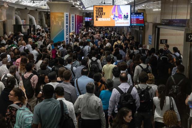 NJ Transit And Amtrak Leave NYC Commuters With 90-Minute Delays 