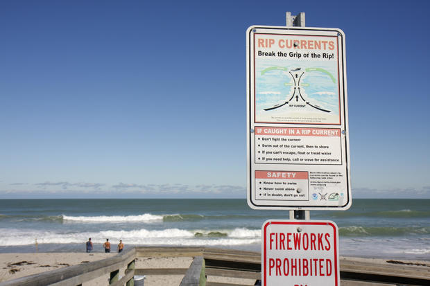 A rip current warning sign at the beach 