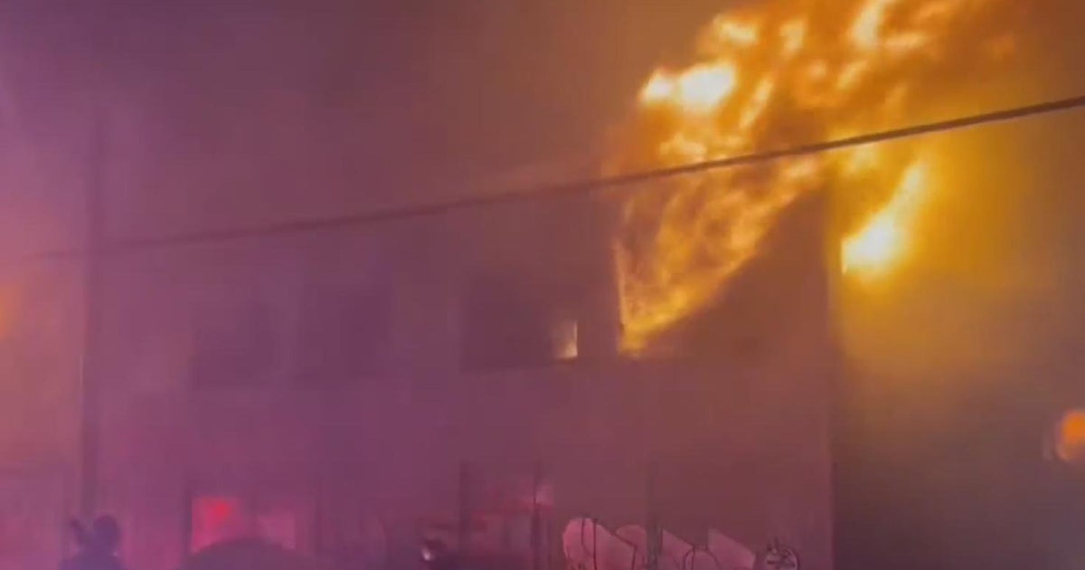 Large fire burns warehouse in West Oakland - CBS San Francisco