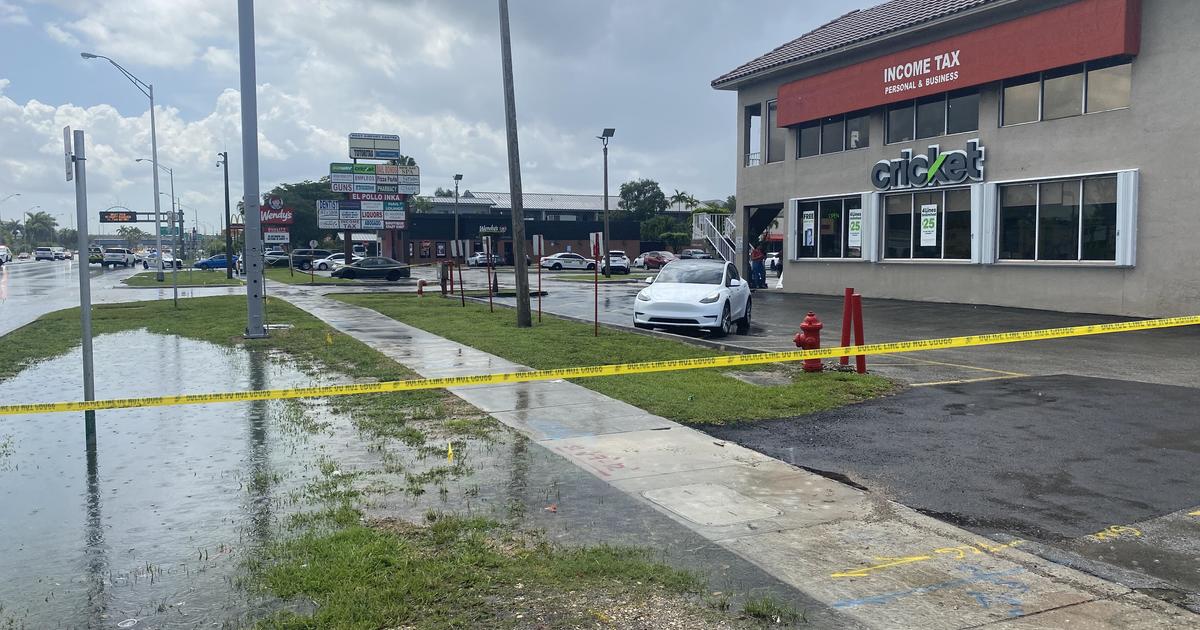 Man dead, 2 others hospitalized after shopping plaza shooting near Doral; 5 detained