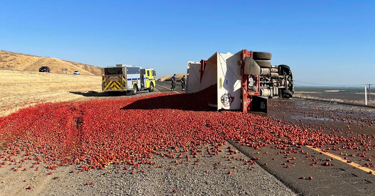 Tomato truck crashes, spills fruit all over I-5 near Patterson