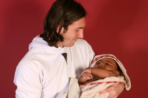 This photo taken in September 2007 shows a 20-year-old Lionel Messi cradling Lamine Yamal