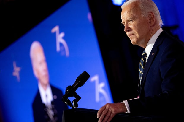 O presidente Joe Biden faz uma pausa enquanto fala durante um evento que celebra o 75º aniversário da OTAN no Auditório Andrew Mellon, em 9 de julho de 2024, em Washington, DC.