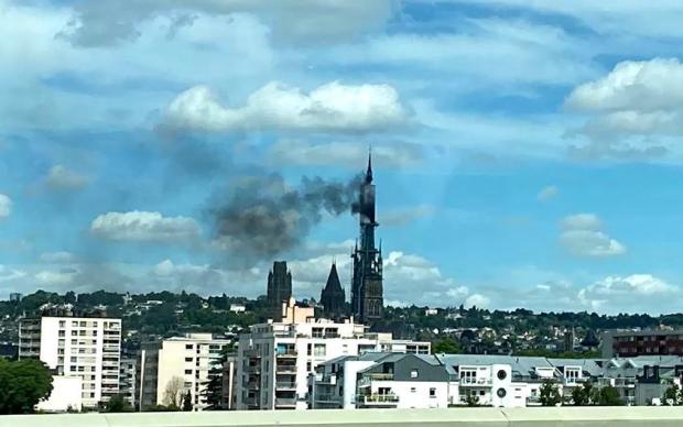 rouen-cathedral-fire.jpg 