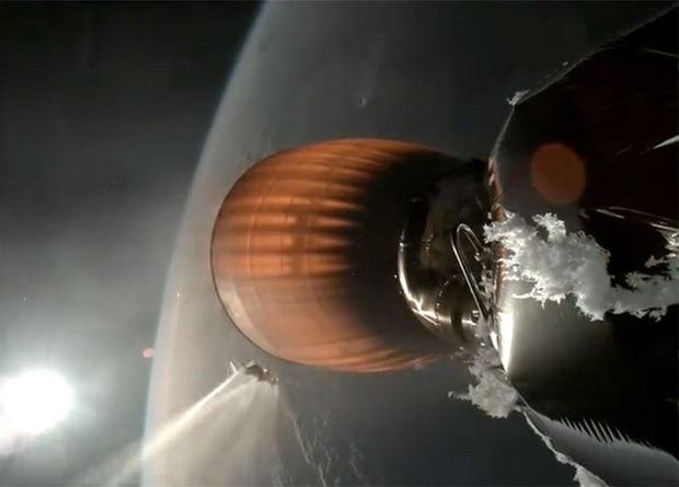 Um acúmulo incomum de gelo pode ser visto perto da base do segundo estágio do foguete Falcon 9 durante o primeiro dos dois disparos planejados na quinta-feira, provavelmente causado por um vazamento de oxigênio líquido citado pela SpaceX como a causa de uma falha de motor no final da subida para órbita. Um grande pedaço de gelo pode ser visto logo à esquerda do bocal do motor, vaporizando com o calor do escapamento.