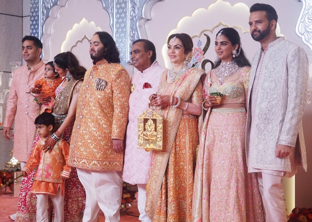 Convidados comparecem ao casamento de Lagna Vidhi de Anant Ambani e Radhika Merchant
