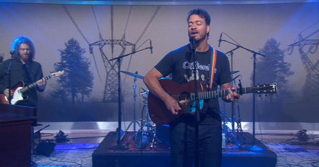 Saturday Sessions: Amos Lee performs "Hold On Tight"
