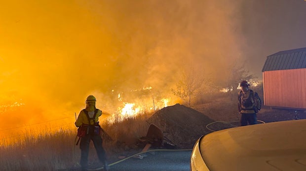 Os bombeiros trabalham para extinguir o incêndio de Lone Rock em Spray, Oregon, em 21 de julho de 2024, nesta captura de tela de um vídeo.