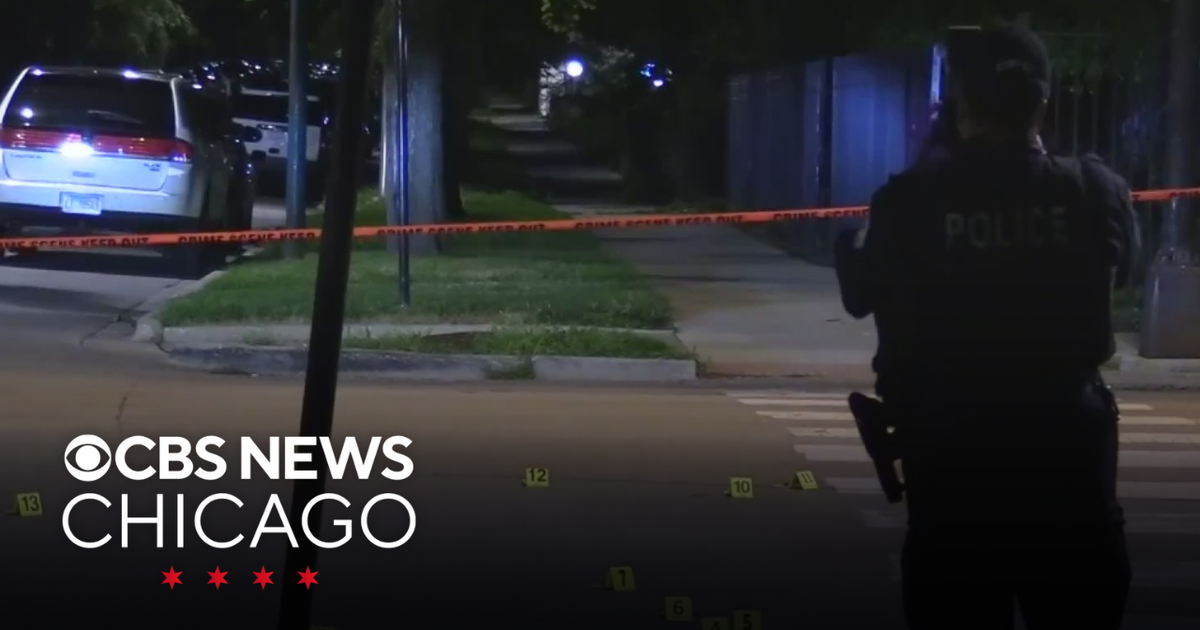 Chicago police find man in wheelchair shot on South Side - CBS Chicago