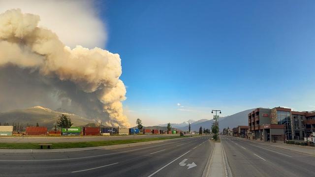  
Massive Canadian wildfire leaves town 