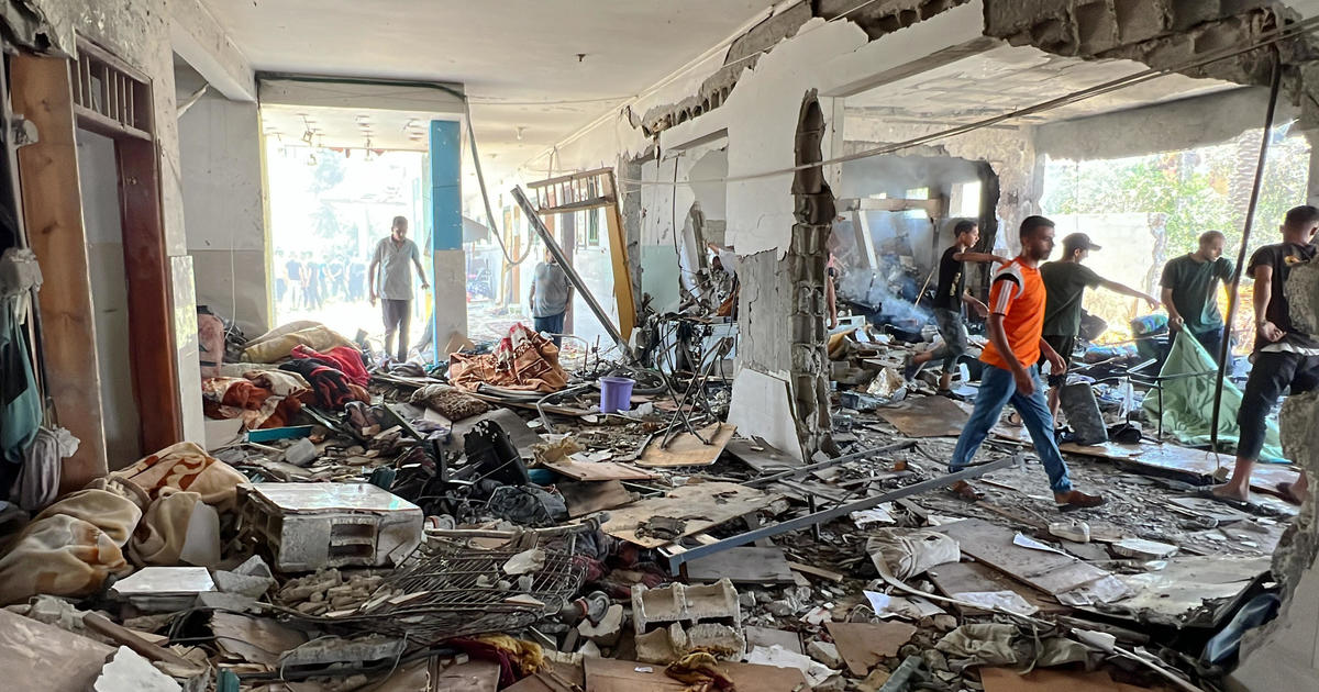 Ataque aéreo israelí alcanza escuela de niñas en el centro de Gaza y mata al menos a 30 personas