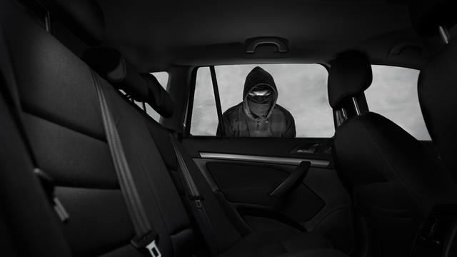 Thief in a mask hijacks the car 