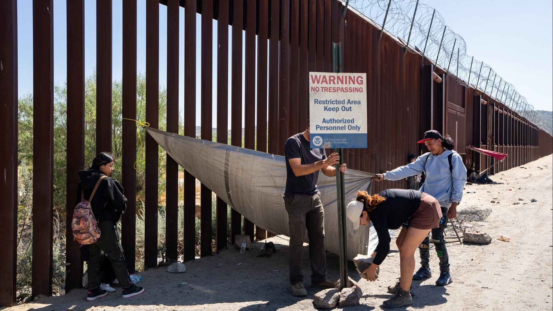 Illegal border crossings drop for 5th straight month - CBS News