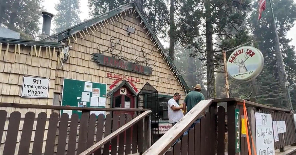 Inn in evacuated mountain town remains open to serve Park firefighters