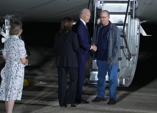 O presidente Biden dá as boas-vindas aos americanos libertos na Base Aérea de Andrews